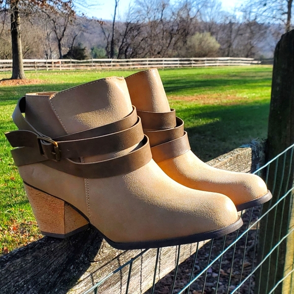 Restricted belted tan leather booties, size 7.5 - Picture 1 of 4
